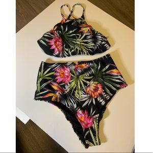 Forever 21 Tropical Cross Back Bikini Top
Small
black, floral
NWOT